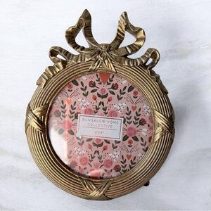 Gold Round Picture Frame  ow accent